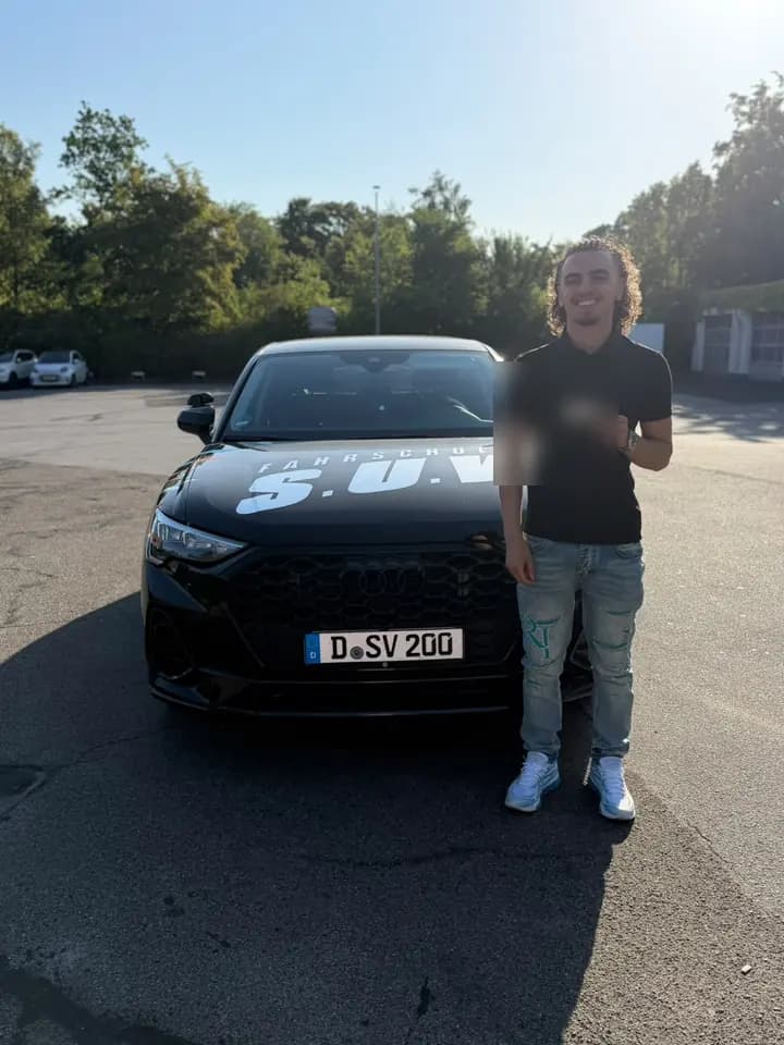 Fahrschüler der Fahrschule S.U.V. mit bestandenem Führerschein