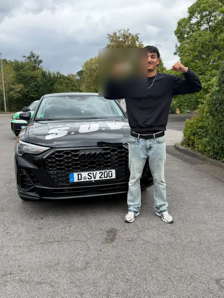 Fahrschüler der Fahrschule S.U.V. mit bestandenem Führerschein