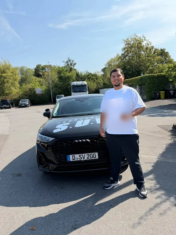 Fahrschüler der Fahrschule S.U.V. mit bestandenem Führerschein