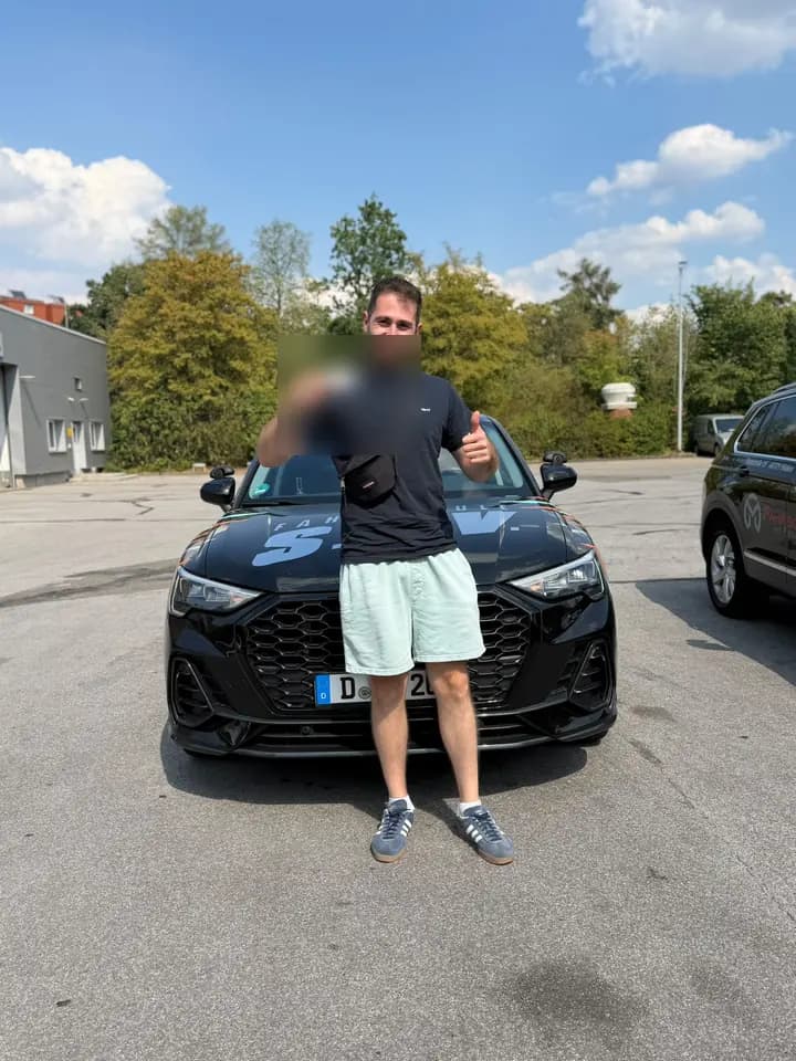 Fahrschüler der Fahrschule S.U.V. mit bestandenem Führerschein