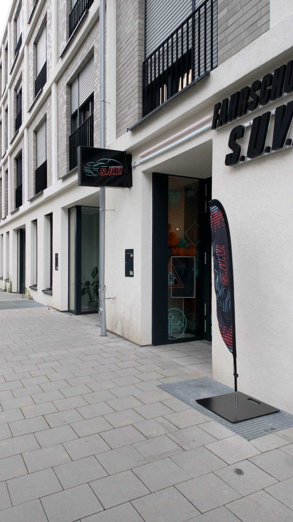 Ladengeschäft der Fahrschule S.U.V. an der Mindenerstraße 106 in Düsseldorf-Oberbilk