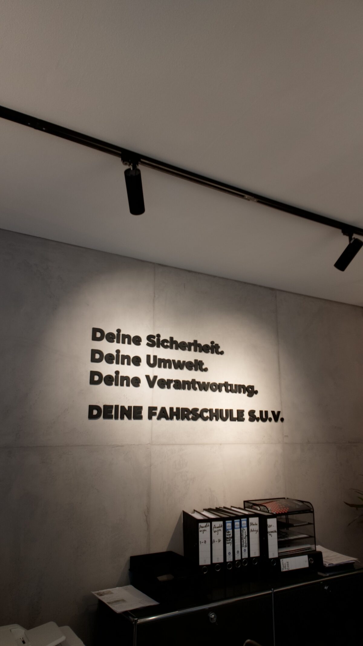 Leitbild-Wand der Fahrschule S.U.V.: Deine Sicherheit. Deine Umwelt. Deine Verantwortung.
